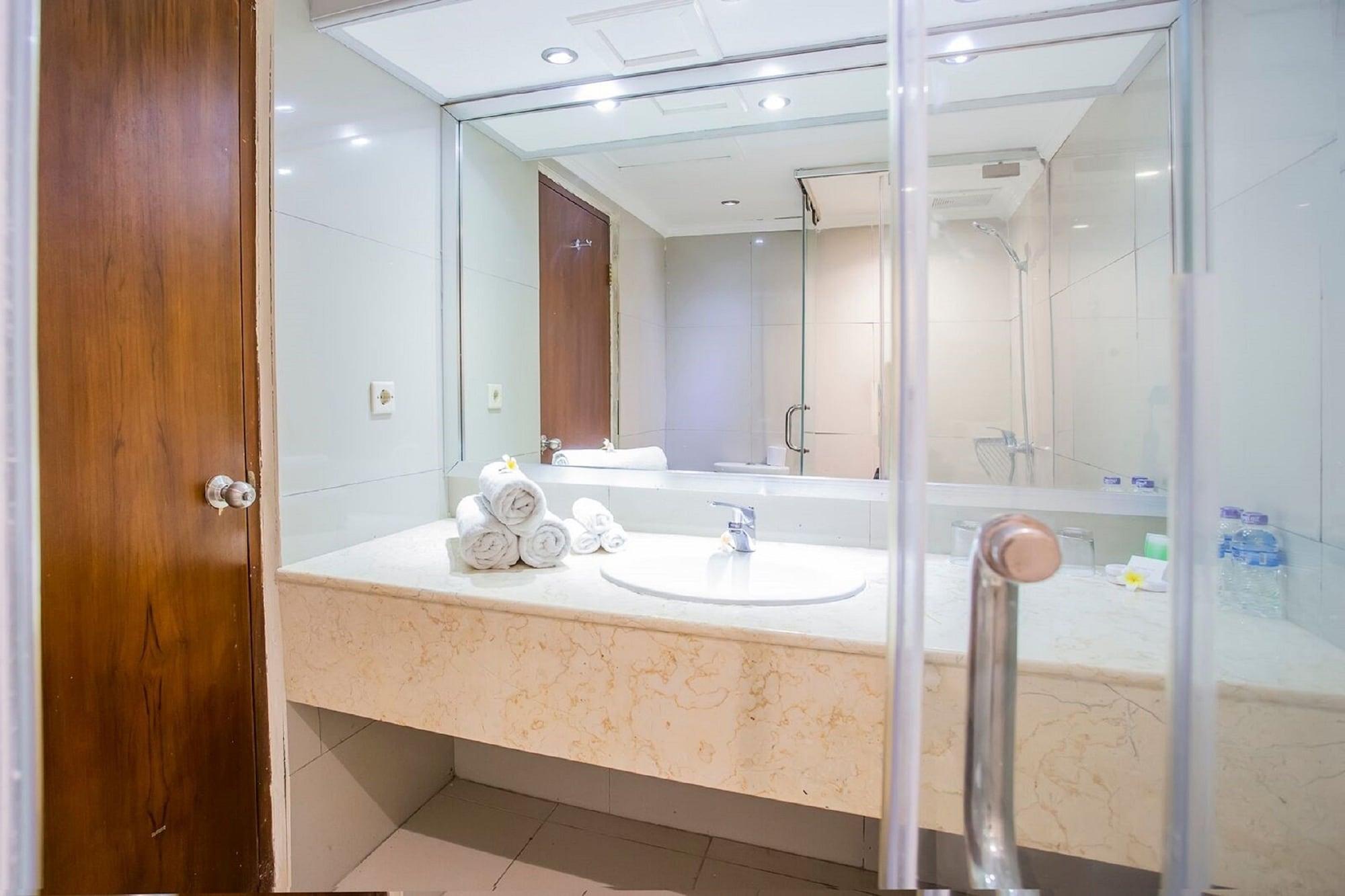 Kuta One Party Hotel מראה חיצוני תמונה