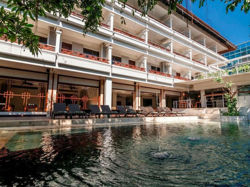 Kuta One Party Hotel מראה חיצוני תמונה